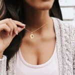 Personalisierte Kette mit Pfotenabdruck getragen gold an Model
