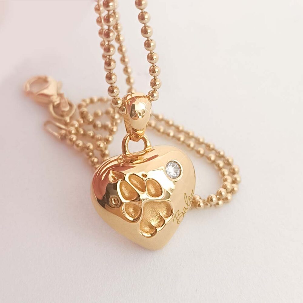 Personalisierte Kette Herz mit Pfotenabdruck gold gehalten mit Brilliant