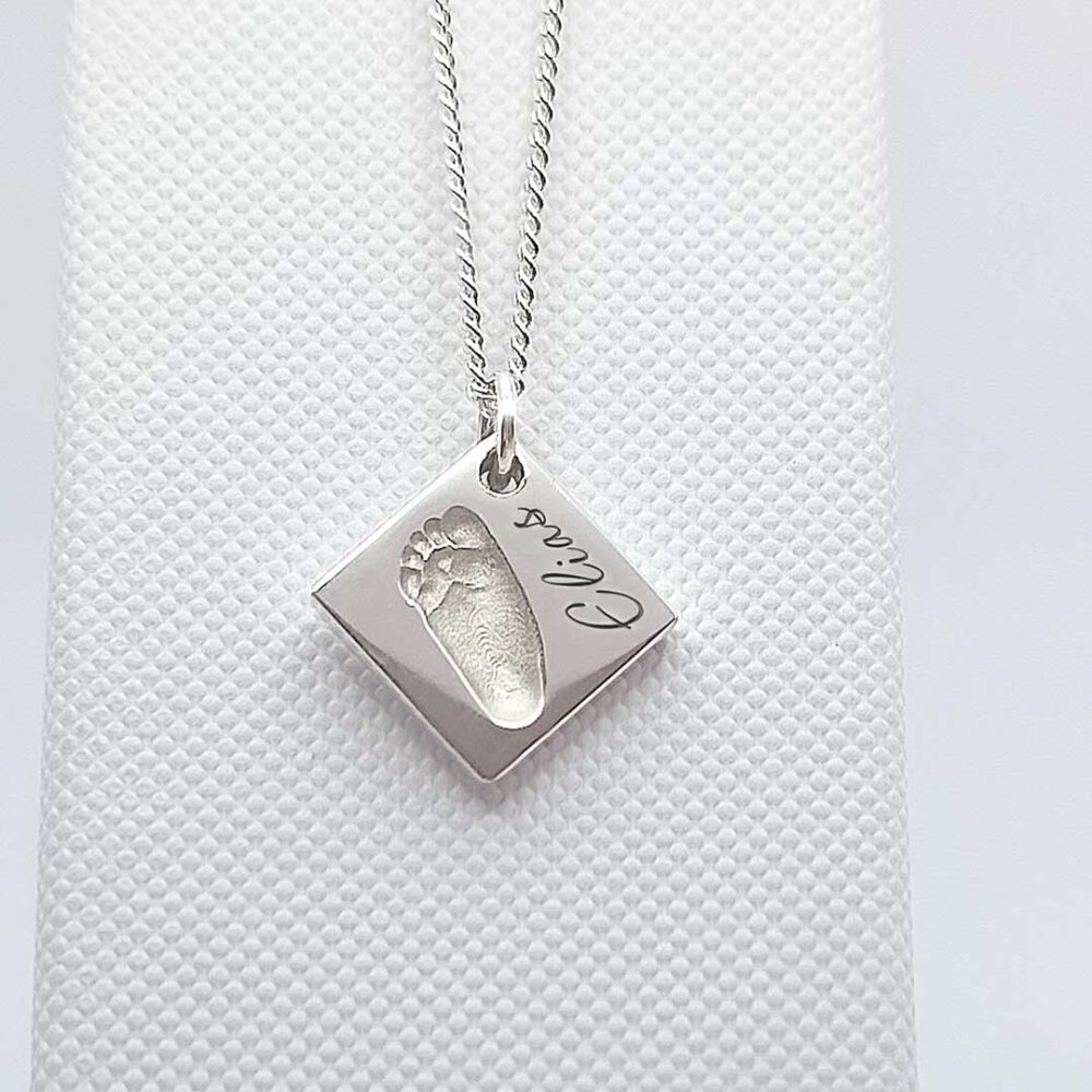 Personalisierte quadratische Halskette mit Fußabdruck vom eigenem Baby silber von vorn