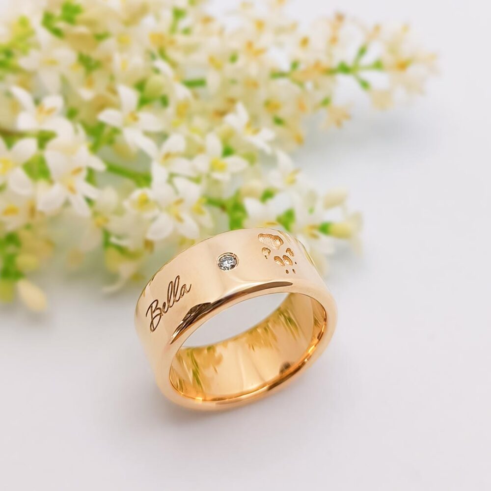 Personalisierter Ring mit Pfotenabdruck vom eigenen Hund gold von oben mit Diamant