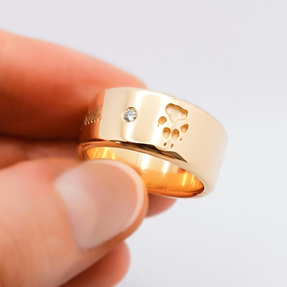 Personalisierter Ring mit Pfotenabdruck vom eigenen Hund Größenvergleich Finger