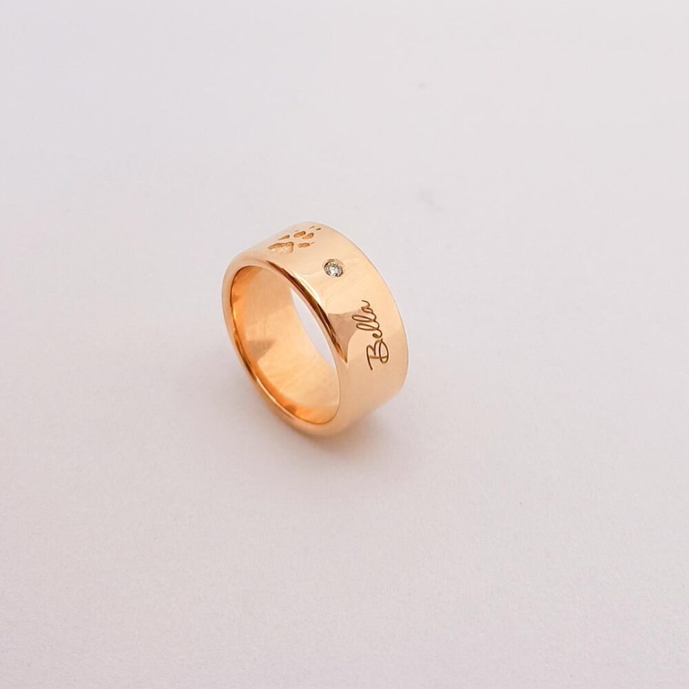 Personalisierter Ring mit Pfotenabdruck vom eigenen Hund gold von der Seite mit Gravur