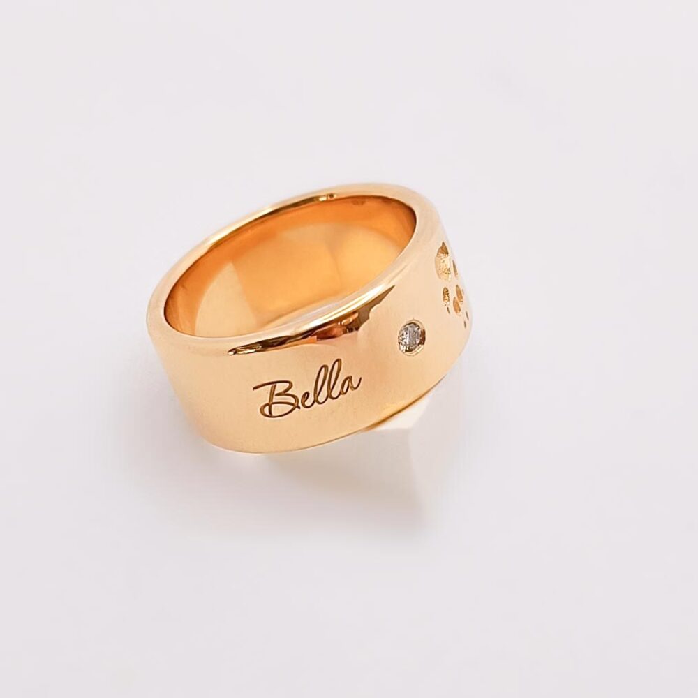 Personalisierter Ring mit Pfotenabdruck vom eigenen Hund gold von der Seite